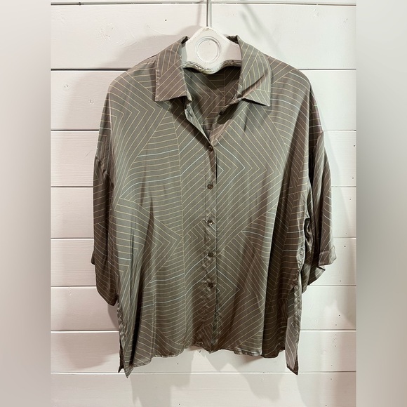 📍🤎VIA BOVIO – Taupe Geometric Button-Up Blouse (L) - Picture 8 of 10